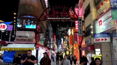 Tokyo, Japonya - 16 Aralık 2017 Japonya 'nın Shibuya bölgesinin gece manzarası. Tokyo en büyükleri.