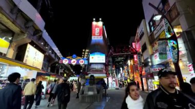 Tokyo, Japonya - Kasım 26, 2018. Tokyo şehrinde gece vakti Tokyo halkı.