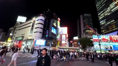 Gece kentinde yürüyen insan kalabalığı