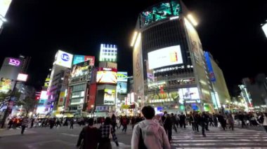 Tokyo, Japonya - Kasım 19, 21 0 17: Injuku caddesinde yürüyen insanlar