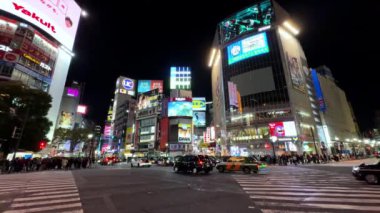 Tokyo, Japonya - 16 Aralık, 21: 00 Tokyo 'daki Shibuya geçidinin gece görüntüsü.