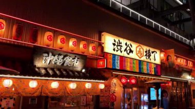 Tokyo - 10 Aralık: Tokyo, Japonya 'daki gece pazarındaki Çin fenerleri. 2018. Tokyo çok ünlü bir bölgedir.