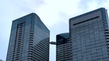 Şehrin modern binası