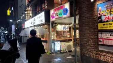 Tokyo, Japonya - 25 Aralık 2. 0 16: Tokyo, Japonya 'da gecenin caddesi.