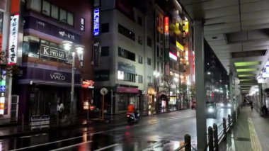Tokyo, Japonya - Kasım 2016: Tokyo sokaklarının gece manzarası