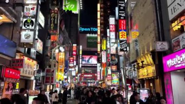 Tokyo, Japonya - 18 Kasım 216: İnsanlar Tokyo, Japonya 'da geceleri yürür. Shibuya bölgesi popüler bir turistik merkezdir.