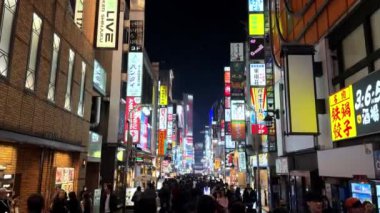 Tokyo, Japonya - 17 Kasım 216: Tokyo, Japonya 'daki Shibuya bölgesinde yürüyen insanlar. Şu meşhur Tokyo.