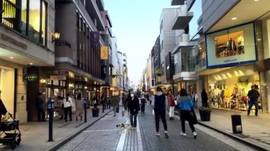 Sokakta yürüyen insanlar