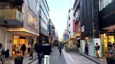 Bilbao şehrinde yürüyen insanlar