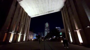 Günbatımında modern şehrin gece manzarası