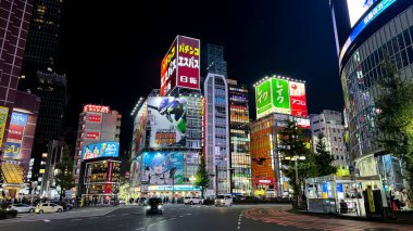 Tokyo, Japonya - 3 Aralık, 2018: Shibuya Tokyo 'dan gece geçişi