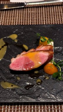 Soslu, sebzeli ve baharatlı ördek göğsü,