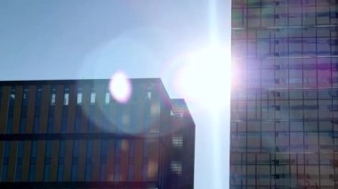 Şehirde modern cam bina