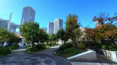 Gündüz güneşli bir günde şehir hayatının manzarası