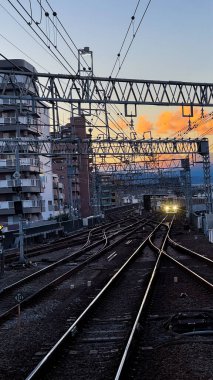 Şehirdeki tren istasyonu manzaralı.