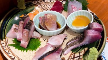 Japon yemeğindeki çiğ taze saşimi balığı.