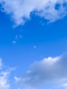 Beyaz bulutlu mavi gökyüzü