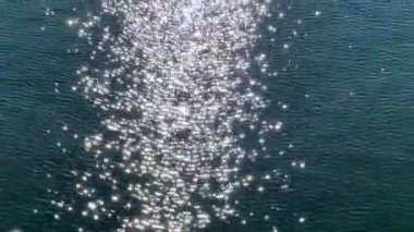 Beyaz baloncuklu soyut su yüzeyi