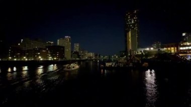 Bilbao, İspanya 'da modern bir binanın gece manzarası