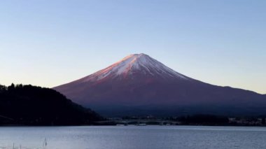 Yamanashi japan 'daki Yamaguashi Gölü' ndeki güzel Fuji Dağı.