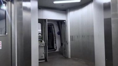 Modern bir havaalanının içinde.