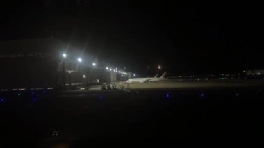 Havaalanının gece manzarası