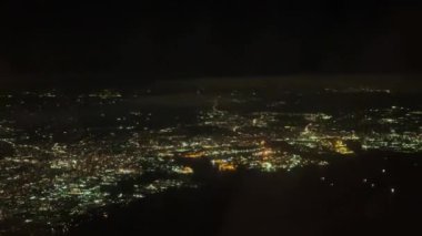 Gün batımında şehrin gece manzarası