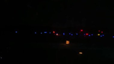 Gece arkaplanındaki ışık izlerinin bulanıklığı