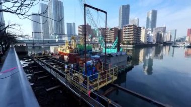 İnşaat vinci ve bina şehirde yapım aşamasında.