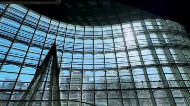 ofis binasının modern cam pencereleri