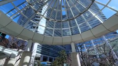 Şehrin modern binası