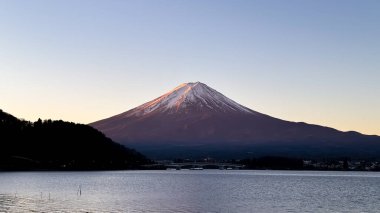 Fuji dağının tepesinde güzel bir gün batımı