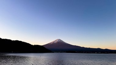 Chiko Gölü 'ndeki Fuji Gölü' nün üzerinde güzel bir günbatımı Ananaka, Anashi, Japonya.