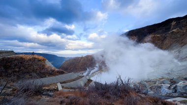 Sabahleyin dağların manzarasına,