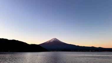 Yamanakaka Gölü ile Japonya, Yamanashi 'deki Fuji Gölü' nün güzel manzarası.