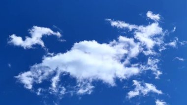 Mavi gökyüzü beyaz bulut arkaplanı. Güzel gökyüzü ve bulutlar öğleden sonra.