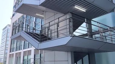 Şehrin modern binası