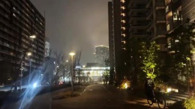 Akşam karanlığında şehrin manzarası.