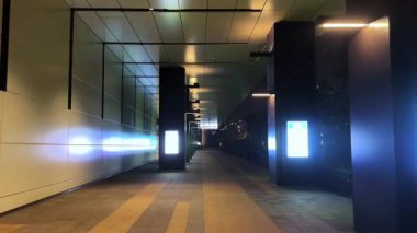 Modern bir binanın içinde.
