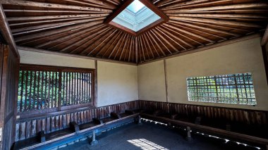 Şehirdeki eski ahşap ev.