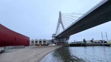 Hollanda 'nın başkentinin limanındaki köprü ve şehir manzarası