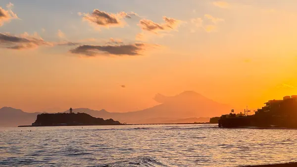 Denizin üzerinde gün batımı ve güneş