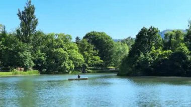 Yazın kıyıda teknesi olan göl.