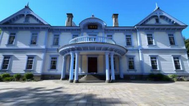 Şehirdeki eski beyaz ev.