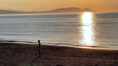 Sahilde gün batımının güzel bir görüntüsü