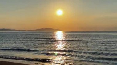 Denizin üzerinde güzel bir gün batımı