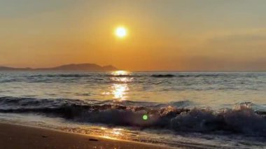 Denizin üzerinde güzel bir gün batımı