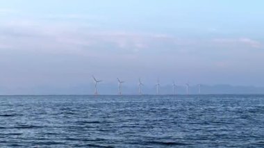 Kumsalda rüzgar türbinleri