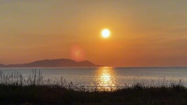 Denizin üzerinde güzel bir gün batımı