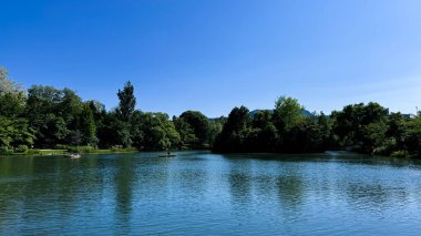 Mavi gökyüzü ile göl